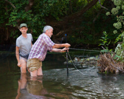 Mistnetting bats in Belarus during the workshop 'Bat research and conservation in Belarus'. Fons Bongers and Viktar Demjanchuk junior place a mistnet over the river Islach near Baravikowszjina (Баравікоўшчына). Fons Bongers and Viktar Demjanchuk junior place a mistnet to catch bats during the workshop 'Bat research and conservation in Belarus' (Photo: Dennis Wansink)